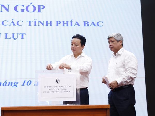 Bộ[-]Tài[-]nguyên[-]và[-]Môi[-]trường[-]quyên[-]góp[-]ủng[-]hộ[-]đồng[-]bào[-]bị[-]thiệt[-]hại[-]do[-]mưa[-]lũ[-]tại[-]các[-]tỉnh[-]phía[-]Bắc[-]và[-]Bắc[-]Trung[-]Bộ