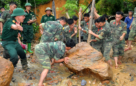 Những[-]hình[-]ảnh[-]xúc[-]động[-]tại[-]tâm[-]lũ[-]Yên[-]Bái
