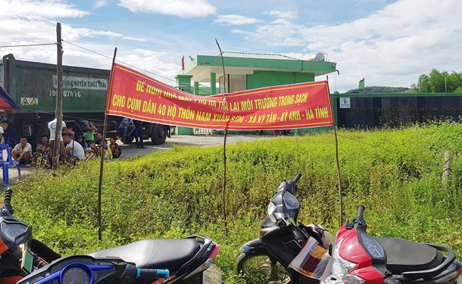 Hà[-]Tĩnh:[-]Dân[-]chặn[-]cổng[-]nhà[-]máy[-]rác[-]bởi[-]không[-]chịu[-]nổi[-]mùi[-]hôi[-]thối