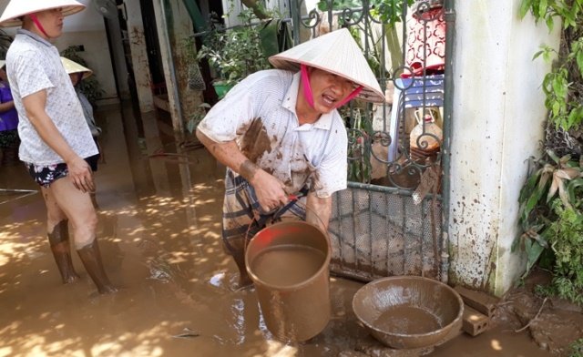 Nhà[-]ngập[-]cả[-]mét[-]bùn,[-]13[-]người[-]Thanh[-]Hóa[-]chết,[-]mất[-]tích[-]sau[-]lũ