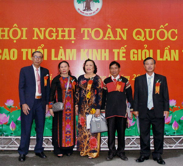 Phó[-]chủ[-]tịch[-]Hội[-]BVTN&MT[-]tỉnh[-]Đắk[-]Lắk[-]được[-]tôn[-]vinh,[-]dự[-]hội[-]nghị[-]toàn[-]quốc[-]người[-]cao[-]tuổi[-]làm[-]kinh[-]tế[-]giỏi