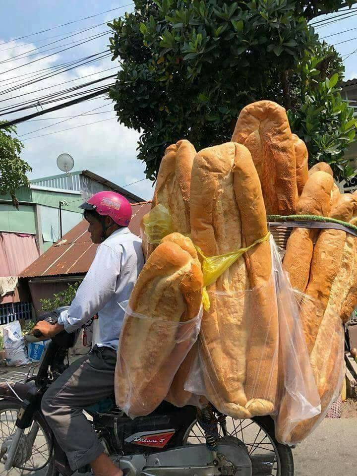 Bánh[-]mỳ[-]khổng[-]lồ[-]dài[-]1m[-]ở[-]An[-]Giang[-]lọt[-]top[-]món[-]ăn[-]kỳ[-]lạ[-]nhất[-]thế[-]giới