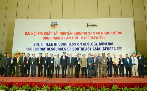 Đại[-]hội[-]Địa[-]chất,[-]Tài[-]nguyên[-]khoáng[-]sản[-]và[-]Năng[-]lượng[-]Đông[-]Nam[-]Á[-]lần[-]thứ[-]15[-](GEOSEA[-]XV)[-]diễn[-]ra[-]sáng[-]ngày[-]16/10/2018[-]tại[-]Hà[-]Nội