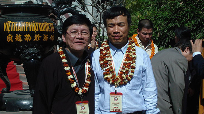 Chủ[-]doanh[-]nghiệp[-]mua[-]thiên[-]thạch[-]để[-]tạc[-]tượng[-]Phật[-]là[-]ai?