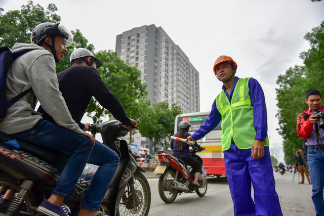 Hà[-]Nội[-]bắt[-]đầu[-]chặt[-]hạ[-]gần[-]1.300[-]cây[-]xanh[-]trên[-]đường[-]Phạm[-]Văn[-]Đồng