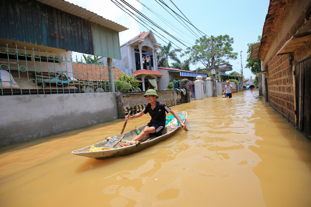 Nước[-]ngập[-]mênh[-]mông[-]ở[-]ngoại[-]thành[-]Hà[-]Nội