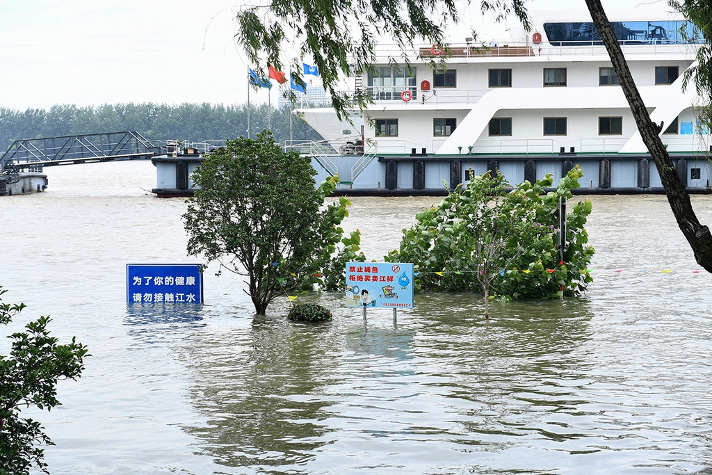 Lũ[-]lụt[-]tồi[-]tệ[-]nhất[-]30[-]năm[-]ở[-]Trung[-]Quốc,[-]binh[-]sĩ[-]tức[-]tốc[-]xây[-]đê[-]chắn[-]lũ