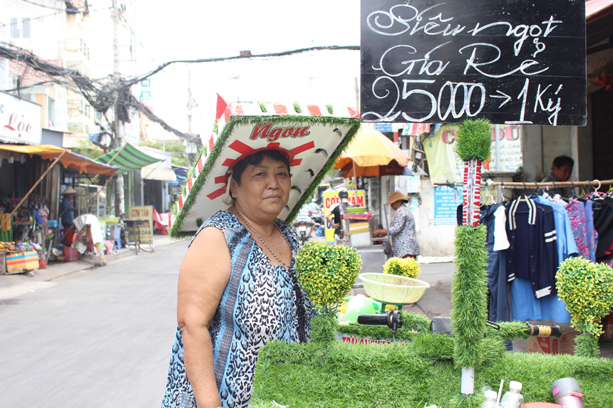Xe[-]bán[-]trái[-]cây[-]‘độc[-]nhất[-]vô[-]nhị'[-]giữa[-]Sài[-]Gòn