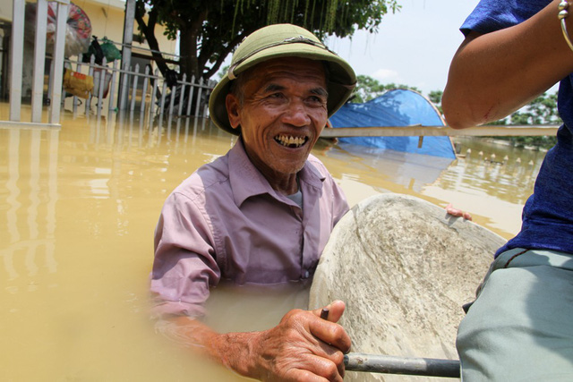 Nước[-]ngập[-]mênh[-]mông[-]ở[-]ngoại[-]thành[-]Hà[-]Nội