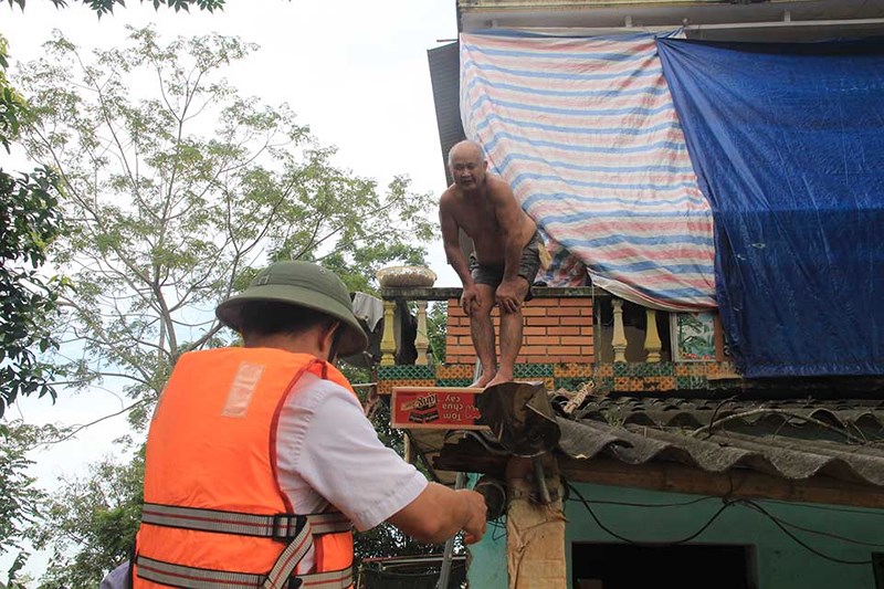 Tình[-]người[-]trong[-]cơn[-]lũ[-]dữ[-]ở[-]Thanh[-]Hóa