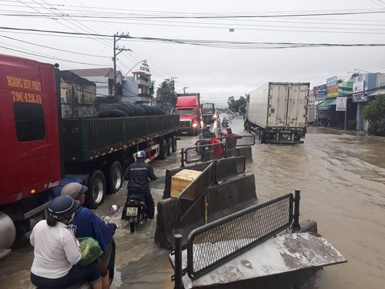 Nha[-]Trang[-]chìm[-]trong[-]biển[-]nước,[-]Quốc[-]lộ[-]1[-]và[-]đường[-]sắt[-]tắc[-]nghẽn