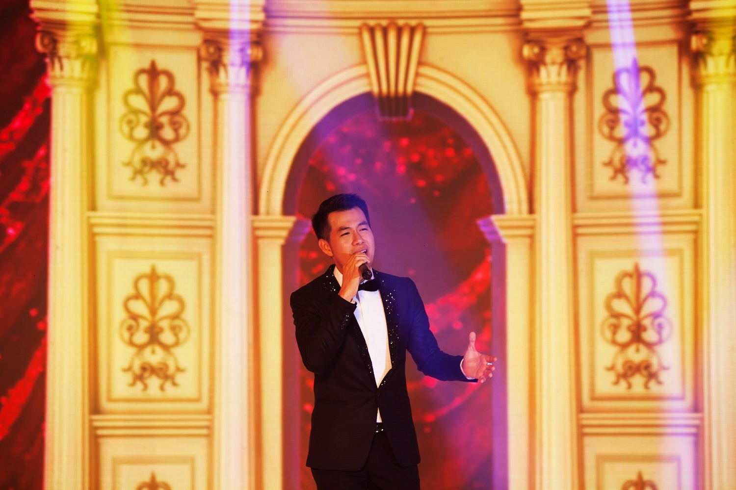 Đắm[-]chìm[-]văn[-]hóa[-]châu[-]Âu[-]trên[-]sân[-]khấu[-]nghệ[-]thuật[-]đỉnh[-]cao[-]của[-]Wonder[-]Fashion[-]Show[-]