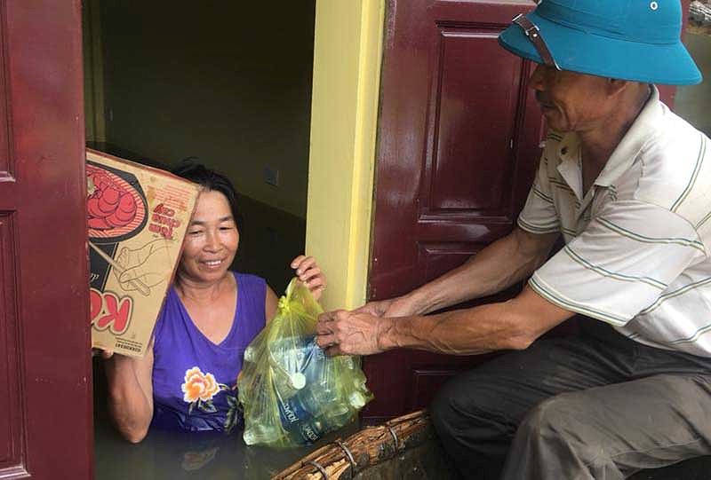 Tình[-]người[-]trong[-]cơn[-]lũ[-]dữ[-]ở[-]Thanh[-]Hóa