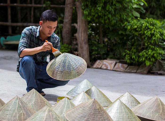 Nón[-]lá[-]sen[-]xứ[-]Huế[-]cuốn[-]hút[-]từ[-]ánh[-]nhìn[-]đầu[-]tiên