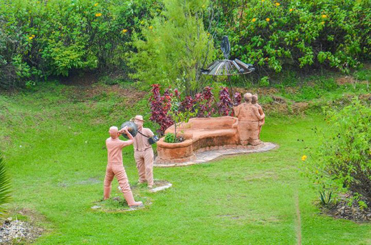 Bên[-]trong[-]căn[-]nhà[-]bằng[-]đất[-]sét[-]đẹp[-]nhất[-]thế[-]giới