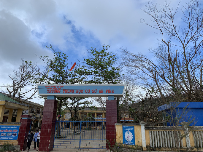 Hàng[-]chục[-]ngàn[-]cây[-]xanh[-]trên[-]đảo[-]Lý[-]Sơn[-]bị[-]bão[-]"vặt"[-]trụi[-]lá