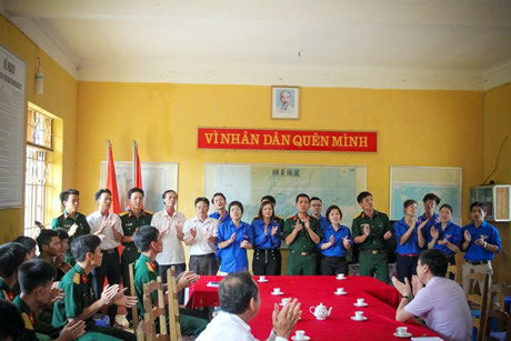 Thăm[-]và[-]giao[-]lưu[-]với[-]các[-]chiến[-]sỹ[-]bộ[-]đội[-]đảo.