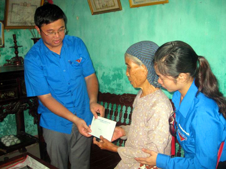 Tặng[-]quà[-]cho[-]các[-]gia[-]đình[-]chính[-]sách,[-]có[-]hoàn[-]cảnh[-]khó[-]khăn[-]trên[-]đảo[-]Cô[-]Tô.