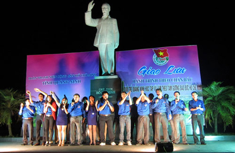 Đoàn[-]viên[-]thanh[-]niên[-]tham[-]gia[-]giao[-]lưu[-]văn[-]nghệ[-]với[-]cán[-]bộ,[-]chiến[-]sỹ[-]và[-]nhân[-]dân[-]trên[-]đảo[-]Cô[-]Tô.