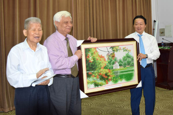 Một[-]số[-]hình[-]ảnh[-]Bộ[-]trưởng[-]Bộ[-]TN&MT[-]đến[-]thăm[-]và[-]làm[-]việc[-]với[-]Hội[-]Bảo[-]vệ[-]TN&MT[-]Việt[-]Nam