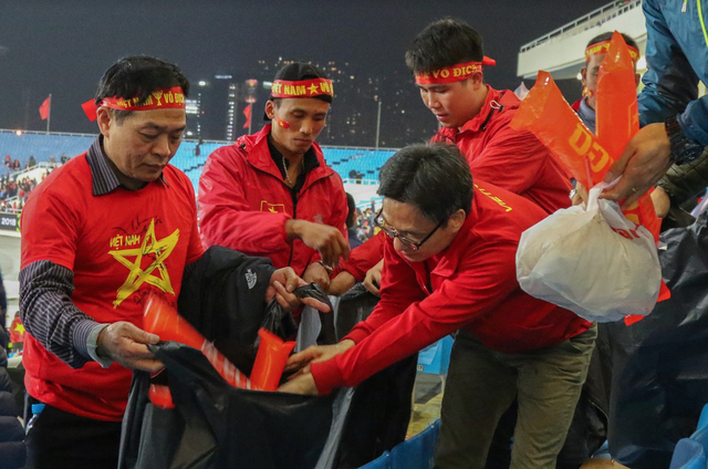 Phó[-]Thủ[-]tướng[-]Vũ[-]Đức[-]Đam[-]tham[-]gia[-]dọn[-]rác[-]sau[-]trận[-]đấu[-]tại[-]Mỹ[-]Đình