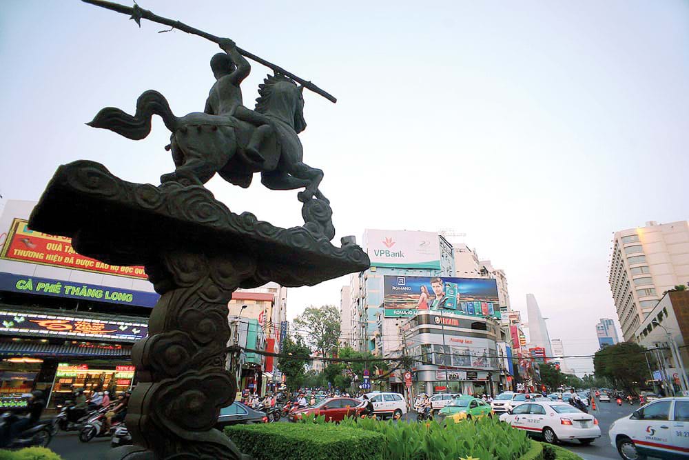 Tượng[-]đài[-]và[-]linh[-]hồn[-]đô[-]thị