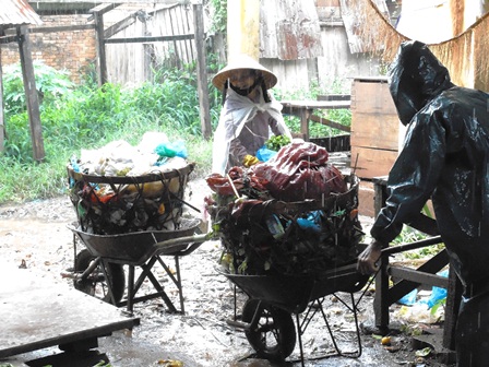 Vợ[-]chồng[-]bà[-]Cát[-]vất[-]vả[-]thu[-]gom[-]rác[-]lên[-]chiếc[-]xe[-]rùa
