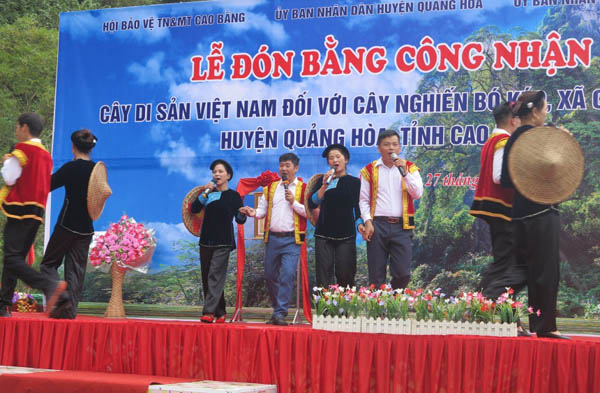 Lễ[-]đón[-]Bằng[-]công[-]nhận[-]và[-]gắn[-]bia[-]Cây[-]Di[-]sản[-]Việt[-]Nam[-]cho[-]cây[-]Nghiến[-]trên[-]1000[-]năm[-]tuổi[-]tại[-]tỉnh[-]Cao[-]Bằng