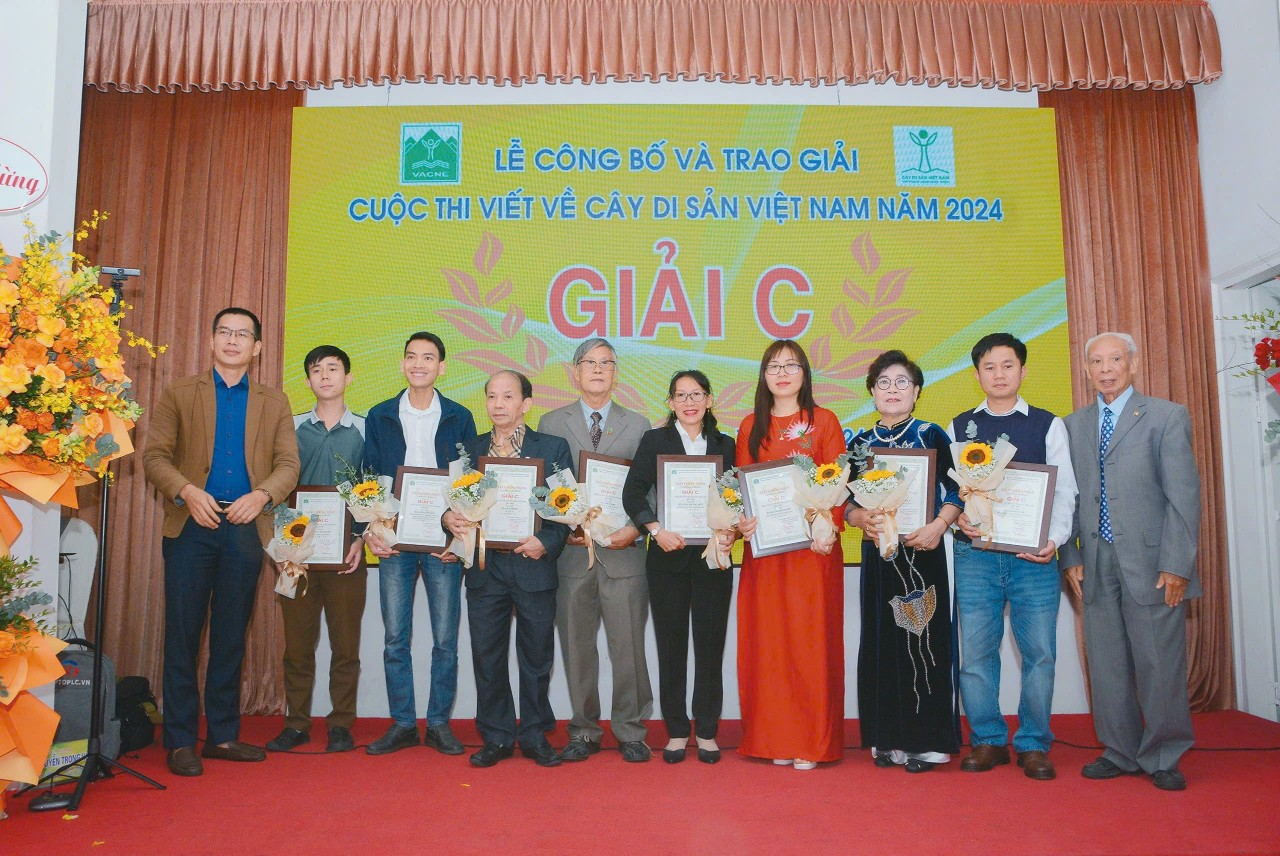 25[-]tác[-]phẩm[-]được[-]trao[-]giải[-]viết[-]về[-]"Cây[-]di[-]sản[-]Việt[-]Nam[-]năm[-]2024"