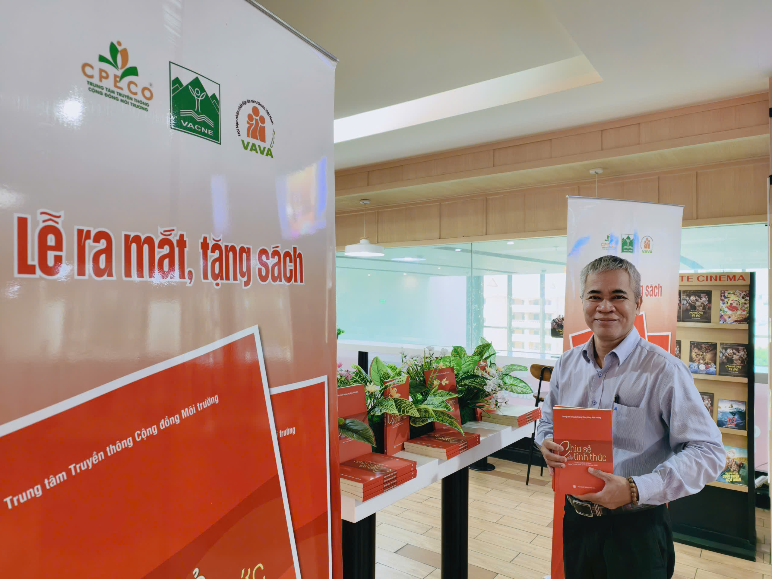 Ra[-]mắt[-]cuốn[-]sách[-]“Chia[-]sẻ[-]và[-]Tỉnh[-]thức”