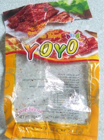 Bà[-]Dơi[-]cầm[-]đũa[-]gắp[-]một[-]con[-]giống[-]con[-]đỉa[-]từ[-]xô[-]nước[-]ngã[-]màu[-]vàng[-]vì[-]dầm[-]các[-]miếng[-]oshi[-]từ[-]đêm[-]qua