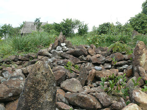 Bí[-]ẩn[-]ngôi[-]mộ[-]đá[-]cổ[-]trên[-]núi[-]Đại[-]Huệ