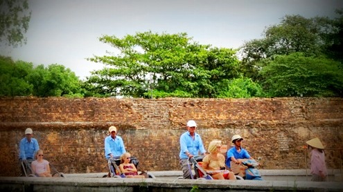 Ngồi[-]xích[-]lô[-]đi[-]quanh[-]Kinh[-]thành[-]Huế[-]luôn[-]là[-]lựa[-]chọn[-]đầu[-]tiên[-]khi[-]du[-]khách[-]tới[-]thăm[-]Huế.