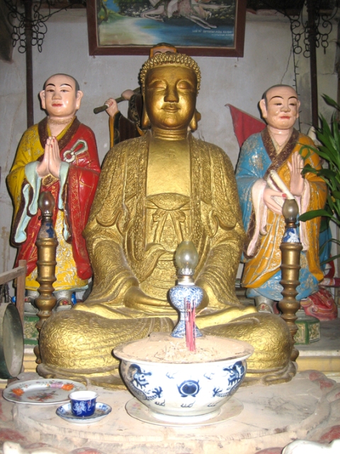 Tôn[-]tượng[-]đức[-]Thich[-]Ca[-]Mầu-Ni[-]được[-]thờ[-]ở[-]giữa,[-]bên[-]tả[-]là[-]tượng[-]Ca-Diếp[-]Tôn-Giả,[-]bên[-]hữu[-]là[-]tượng[-]A-Nan-Đà[-]tôn[-]giả,[-]là[-]hai[-]đại[-]đệ[-]tử[-]của[-]Đức[-]Thích-Ca[-]khi[-]ngài[-]còn[-]ở[-]thế-gian