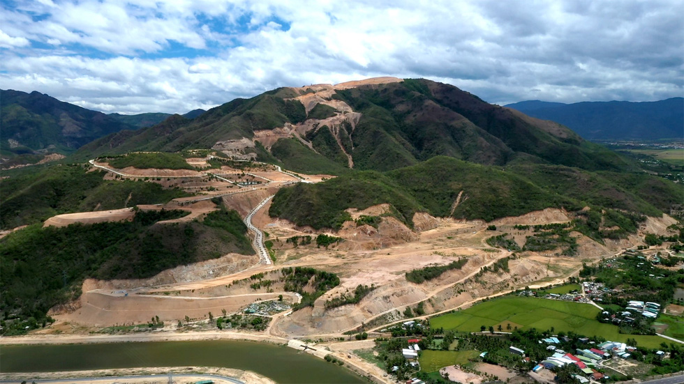 Cận[-]cảnh[-]núi[-]Chín[-]Khúc[-]ở[-]Nha[-]Trang[-]bị[-]băm[-]đứt[-]từng[-]khúc[-]để[-]làm[-]đô[-]thị,[-]biệt[-]thự