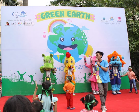 Green[-]Earth:[-]“Ngày[-]hội[-]trái[-]đất[-]xanh”[-]thu[-]hút[-]hơn[-]300[-]trẻ[-]em[-]tham[-]gia