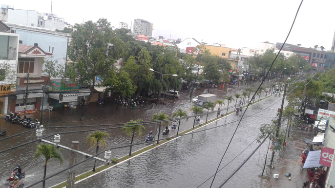 Cơn[-]mưa[-]“lạ”[-]ngày[-]U23[-]Việt[-]Nam[-]trở[-]về[-]khiến[-]Tây[-]Đô[-]chìm[-]trong[-]biển[-]nước