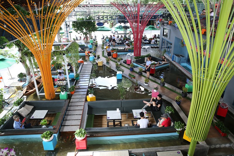 Uống[-]cà[-]phê[-]giữa[-]hồ[-]cá[-]Koi[-]tiền[-]tỉ[-]ở[-]Sài[-]Gòn
