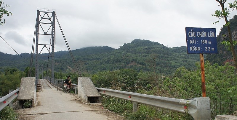 Lũ[-]khủng[-]khiếp[-]cuốn[-]đứt[-]chân[-]đường[-]dẫn[-]lên[-]cầu[-]treo[-]Chôm[-]Lôm