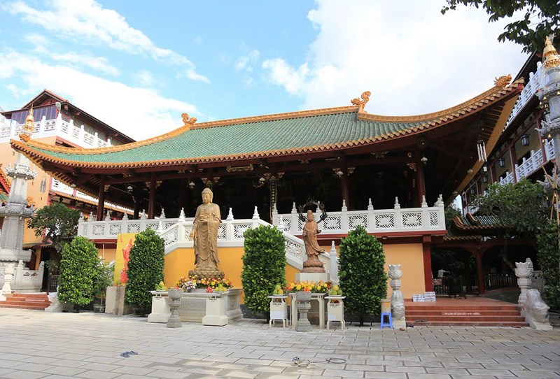 Cận[-]cảnh[-]ngôi[-]chùa[-]có[-]tháp[-]bằng[-]gốm[-]cao[-]nhất[-]Việt[-]Nam