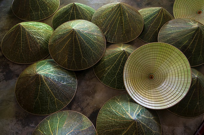 Nón[-]lá[-]sen[-]xứ[-]Huế[-]cuốn[-]hút[-]từ[-]ánh[-]nhìn[-]đầu[-]tiên