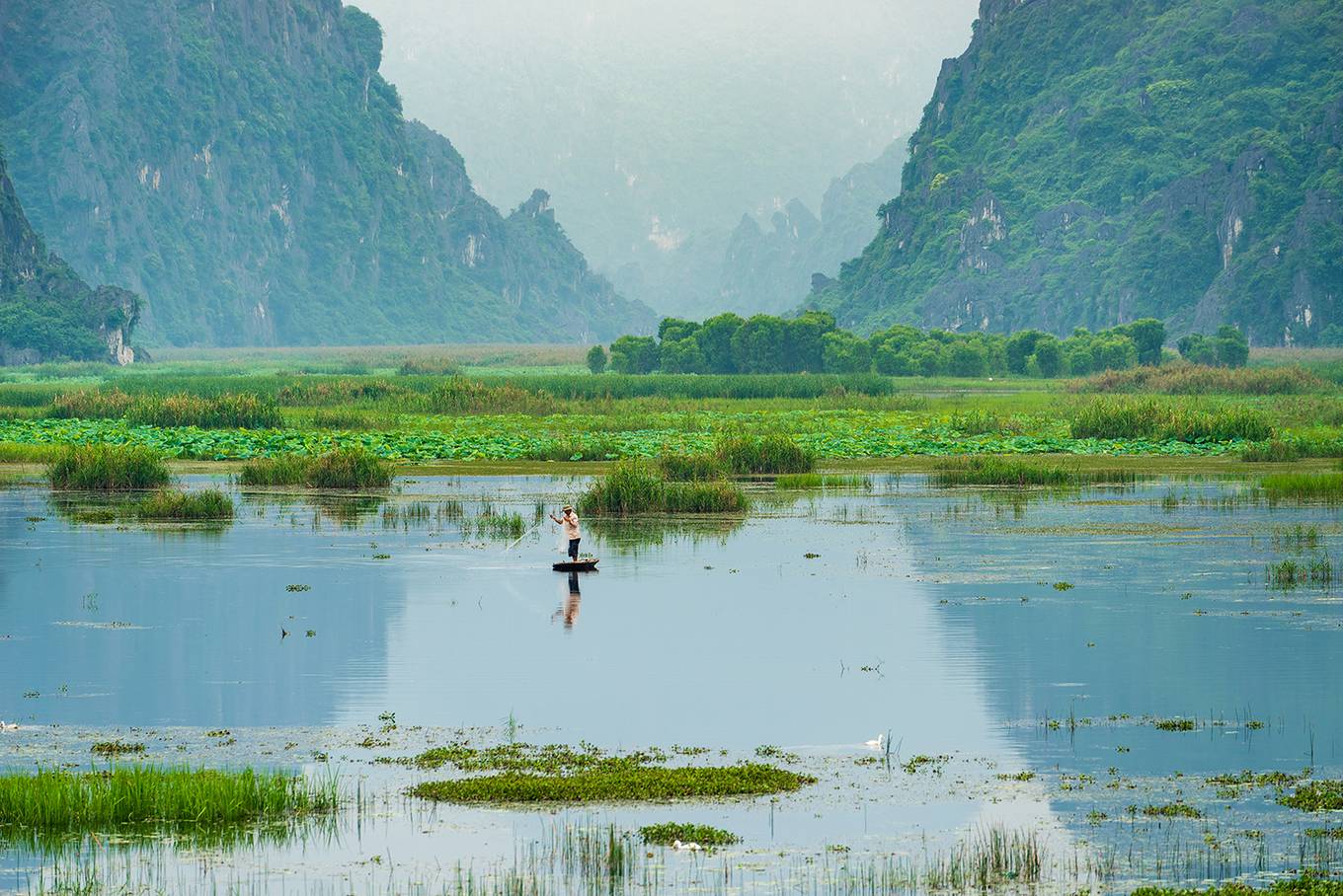Đầm[-]nước[-]được[-]ví[-]như[-]vùng[-]vịnh[-]không[-]sóng
