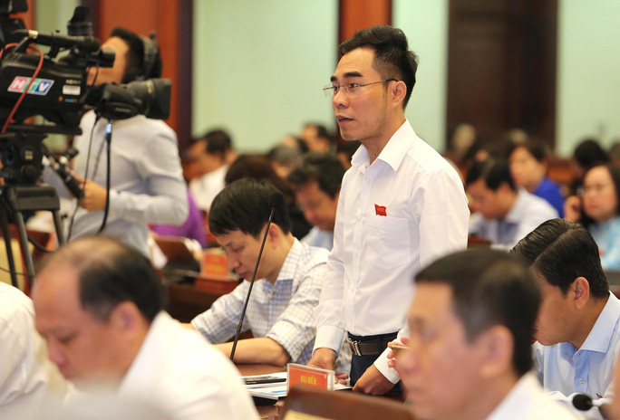 Đại[-]biểu[-]HĐND[-]TP[-]HCM[-]kiến[-]nghị[-]tăng[-]mức[-]phạt[-]đối[-]với[-]người[-]tiểu[-]bậy,[-]xả[-]rác
