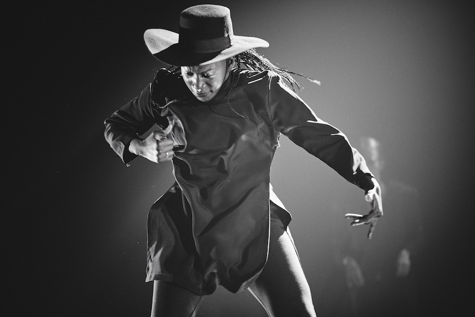 Múa[-]đương[-]đại[-]–[-]hiphop[-]"In[-]the[-]middle"[-]của[-]đoàn[-]múa[-]nữ[-]Swaggers