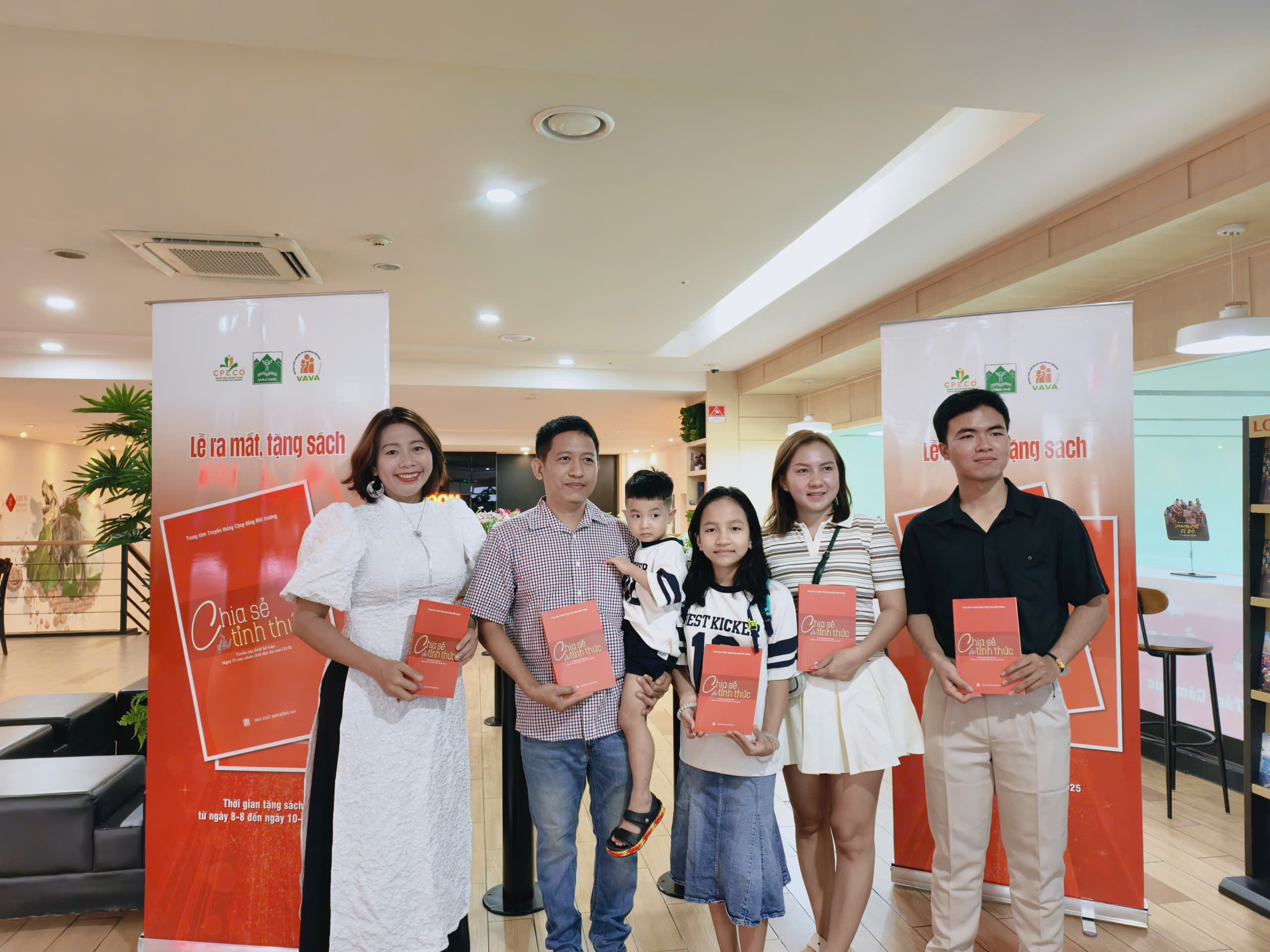 Ra[-]mắt[-]cuốn[-]sách[-]“Chia[-]sẻ[-]và[-]Tỉnh[-]thức”