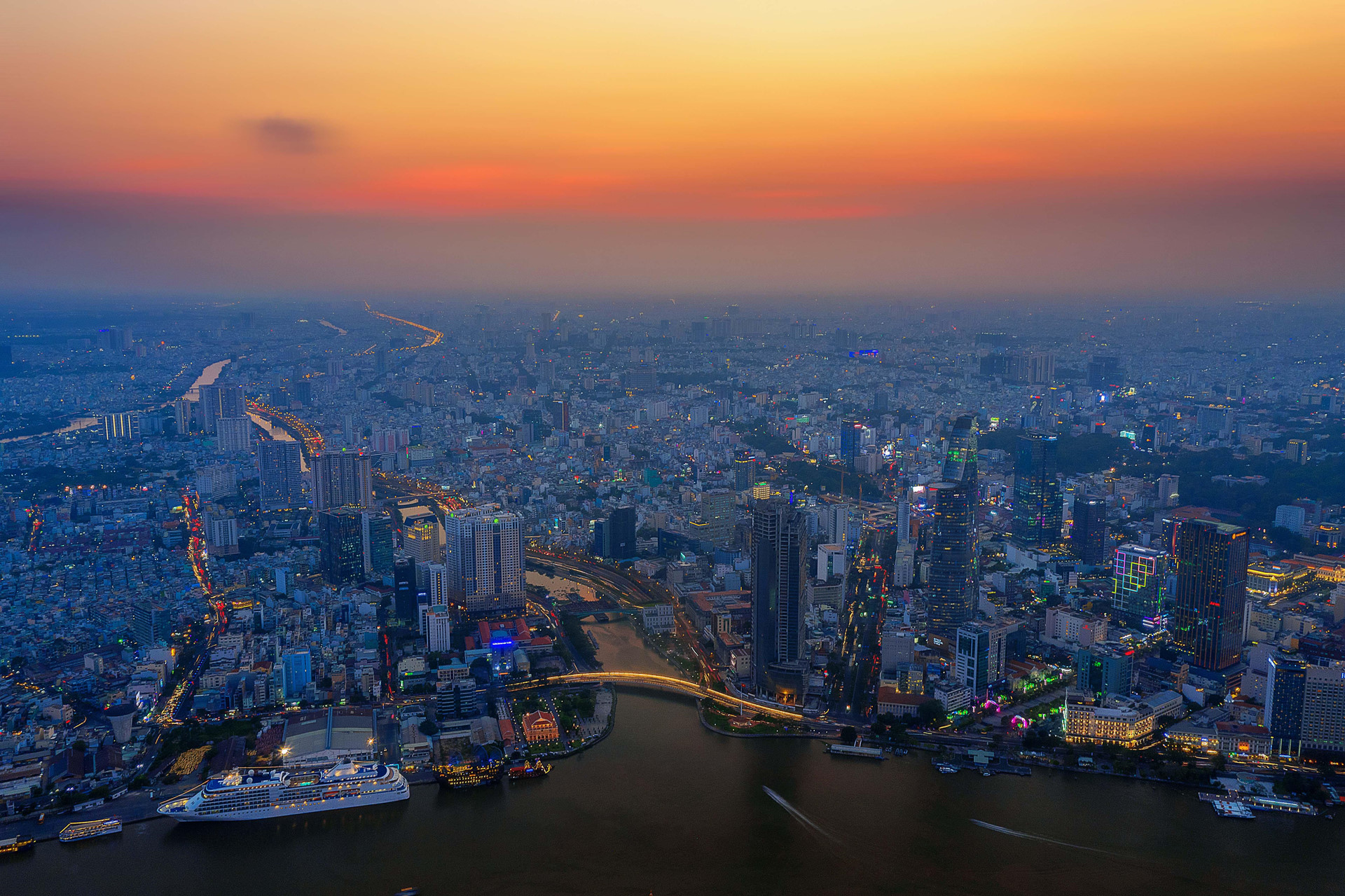 Sài[-]Gòn[-]đẹp[-]lạ[-]thường[-]trong[-]bộ[-]ảnh[-]chụp[-]từ[-]trên[-]cao