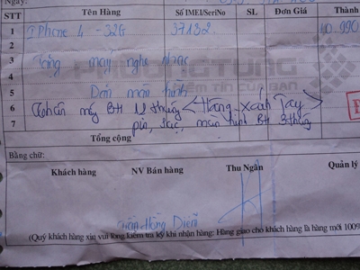 Phiếu[-]bán[-]hàng[-]của[-]Phương[-]Tùng[-]ghi[-]số[-]sê[-]ri[-]khác[-]với[-]máy[-]và[-]viết[-]thêm[-]là[-]“hàng[-]xách[-]tay”.[-]Ảnh:[-]Sáu[-]Nghệ