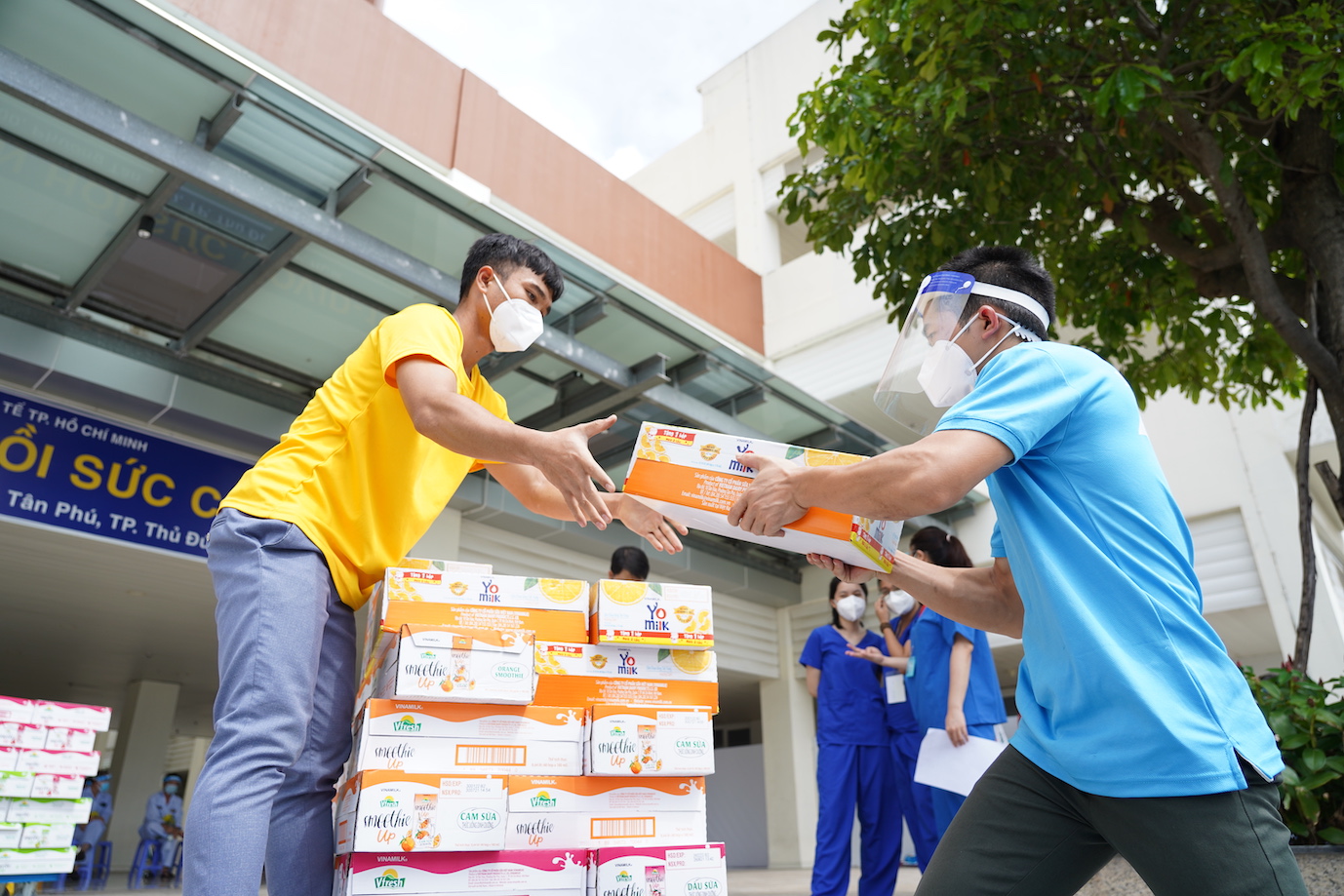 Vinamilk[-]đóng[-]góp[-]hơn[-]95[-]tỷ[-]đồng.cùng[-]Chính[-]phủ[-]tiếp[-]sức[-]tuyến[-]đầu[-]và[-]hỗ[-]trợ[-]cộng[-]đồng[-]chống[-]dịch
