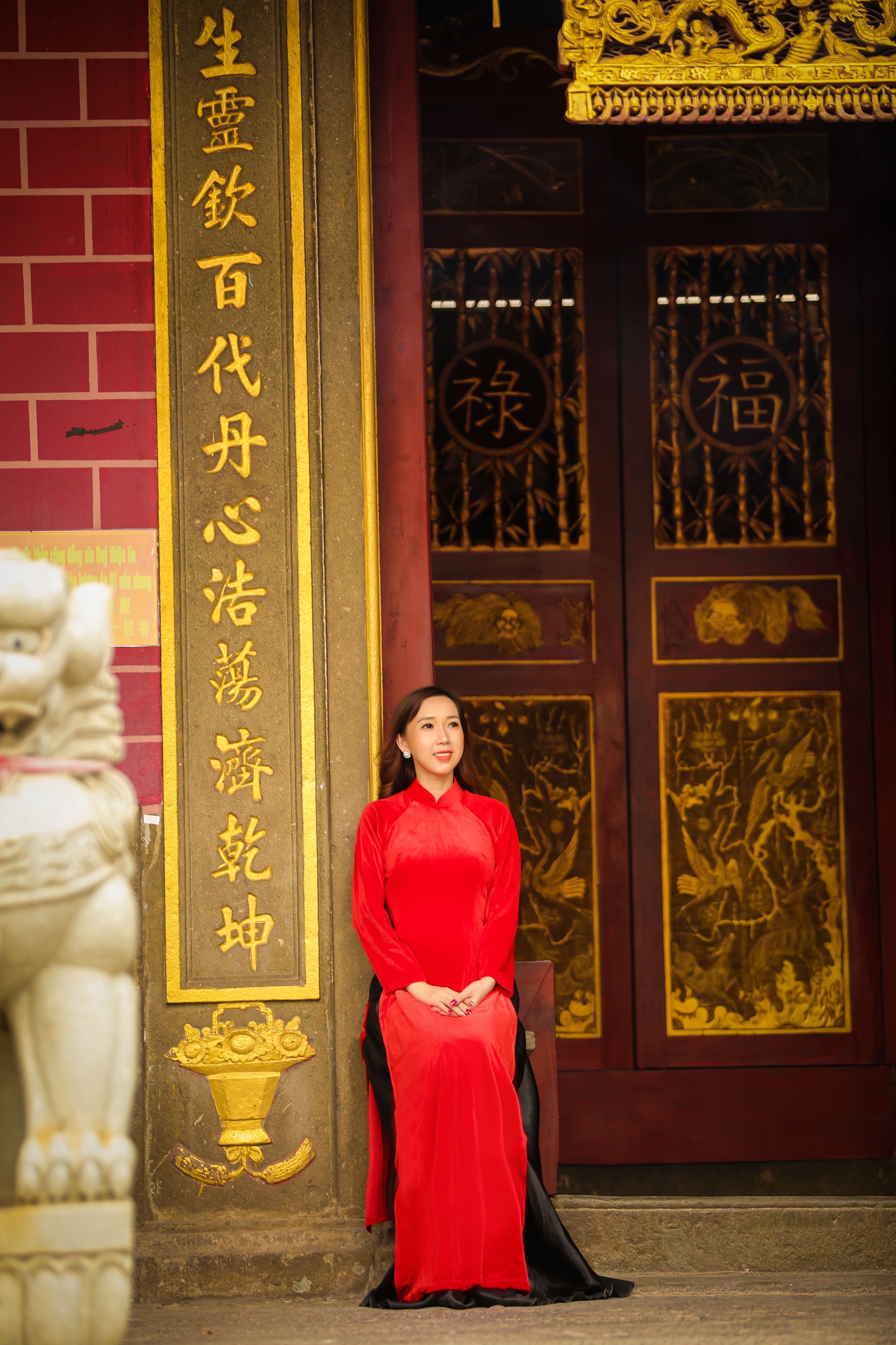 Á[-]hậu[-]“Hoa[-]hậu[-]Doanh[-]nhân[-]Môi[-]trường”[-]khoe[-]dáng[-]thướt[-]tha[-]trong[-]tà[-]áo[-]dài[-]đón[-]Tết[-]Nguyên[-]đán