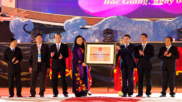 Bà[-]Tòng[-]Thị[-]Phóng[-]trao[-]Bằng[-]công[-]nhận[-]cho[-]khu[-]di[-]tích[-]Yên[-]Thế.[-](